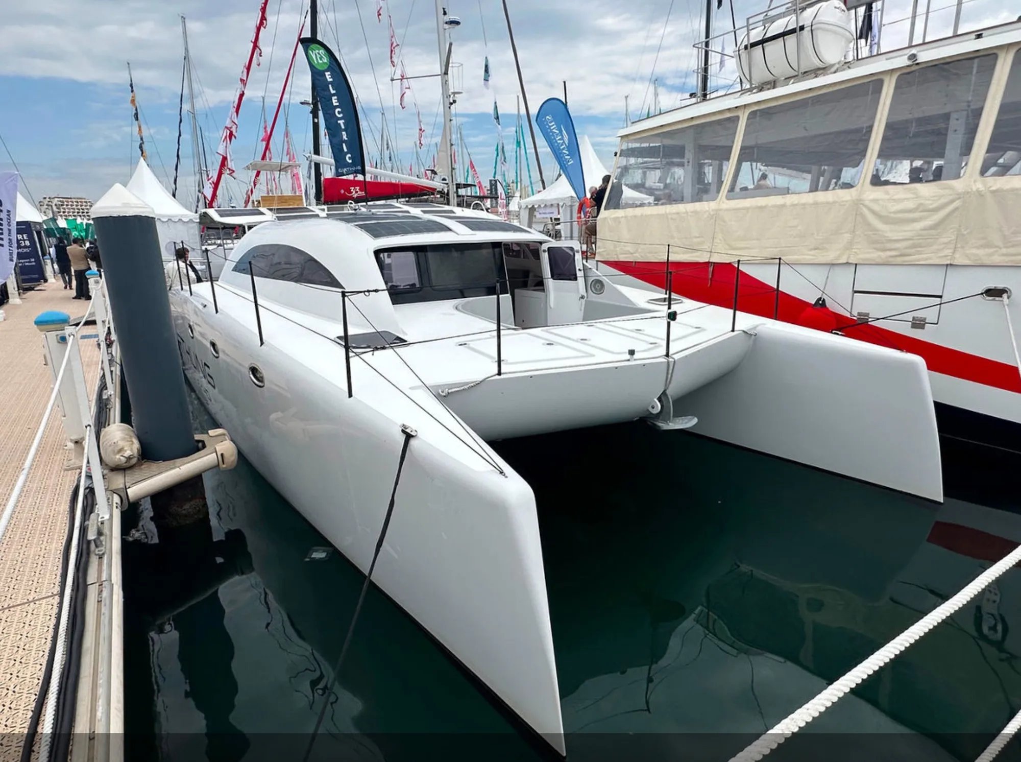 The Earthling E-40 at the Multihull Show 26: when sustainable technology leaves everyone speechless